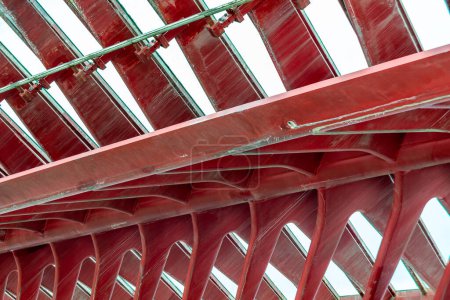 Foto de Venecia, Véneto - Italia - 06-10-2021: Vista inferior del Puente de la Constitución de Venecia, mostrando detalles de diseño de armadura de acero rojo - Imagen libre de derechos