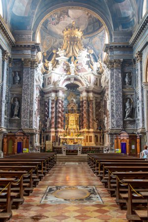 Téléchargez les photos : Venise, Vénétie - Italie - 06-10-2021 : somptueuse église baroque de Santa Maria di Nazareth à l'intérieur de Venise, avec autel en marbre élaboré - en image libre de droit