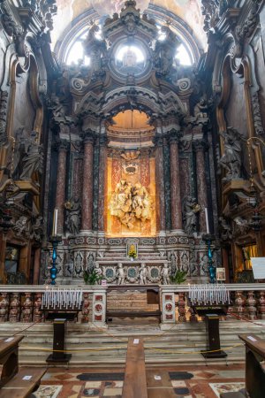 Téléchargez les photos : Venise, Vénétie - Italie - 06-10-2021 : L'intérieur somptueux de l'église baroque à Venise, avec un autel en marbre élaboré - en image libre de droit