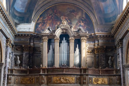 Téléchargez les photos : Venise, Vénétie - Italie - 06-10-2021 : Grand orgue à pipe entouré de fresques et sculptures complexes dans une église vénitienne - en image libre de droit