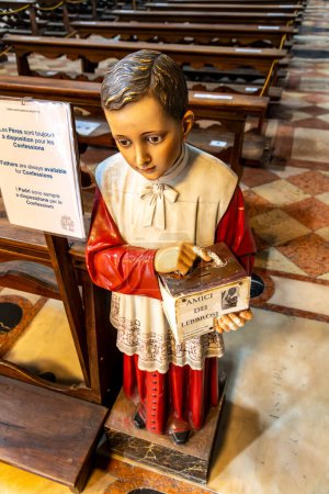 Téléchargez les photos : Venise, Vénétie - Italie - 06-10-2021 : La statue d'un garçon tient une boîte de charité pour 'Amici dei Lebbrosi' dans une église - en image libre de droit