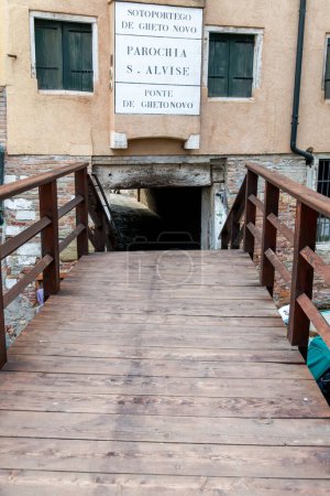 Téléchargez les photos : Venise, Vénétie - Italie - 06-10-2021 : Entrée du ghetto vénitien sur un pont et une passerelle en bois - en image libre de droit