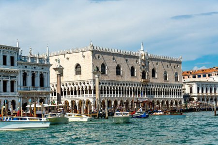 Foto de Venecia, Véneto - Italia - 06-10-2021: Palacio Ducal icónico de Venecia con su arquitectura gótica y el tráfico acuático bullicioso - Imagen libre de derechos