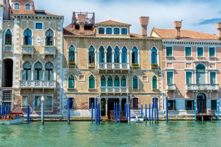 Téléchargez les photos : Venise, Vénétie - Italie - 06-10-2021 : Palazzo Venier Contarini, aussi connu sous le nom de Desdemonas House, avec façade gothique sur le Grand Canal - en image libre de droit