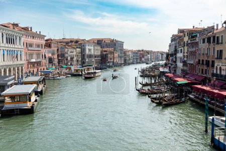 Téléchargez les photos : Venise, Vénétie - Italie - 06-09-2021 : Vue animée sur le Grand Canal de Venise regorgeant de gondoles et de bus nautiques - en image libre de droit