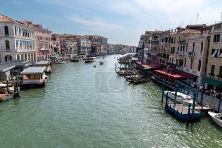 Téléchargez les photos : Venise, Vénétie - Italie - 06-09-2021 : Vue animée sur le Grand Canal de Venices regorgeant de gondoles et de bus nautiques - en image libre de droit