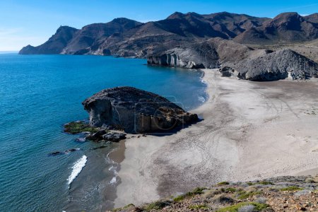 Cabo de Gata, Almeria - Spanien - 23.01.2024: Playa de Monsuls ikonischer Strand und Vulkangestein vor klarem Himmel in Cabo de Gata