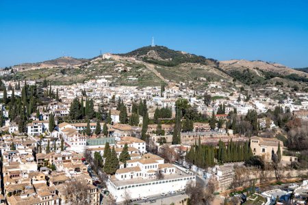 Granada, Granada - Spanien - 30.01.2024: Panoramablick auf das Albaicin-Viertel in Granada bei klarem Himmel