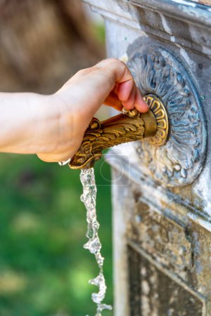 Antike reich verzierte Fontäne sprudelt fließendes Wasser in Vicenza