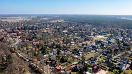 Wienhausen, Niedersachsen - Deutschland - 30.03.2021: Erhöhter Blick auf Wienhausen mit dichten Bäumen und gebündelten Wohnhäusern