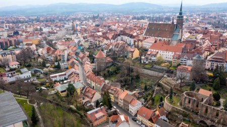 Bautzen, Sachsen - Deutschland - 04.10.2021: Luftaufnahme von Bautzen zeigt die komplizierte Anordnung von Straßen, historischen Gebäuden, Kirchen und Ruinen