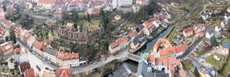 Foto de Bautzen, Sajonia - Alemania - 04-10-2021: Captura panorámica de aviones no tripulados de Bautzen, mostrando el río, ruinas medievales y diseño urbano - Imagen libre de derechos