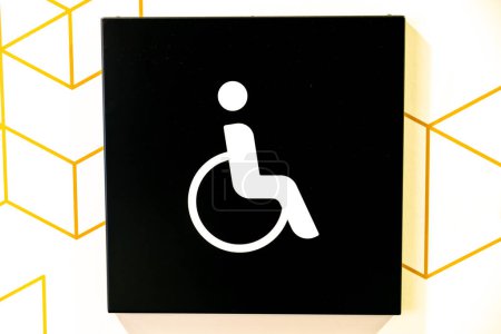Bautzen, Sajonia - Alemania - 04-10-2021: Signo blanco y negro con símbolo de accesibilidad universal sobre fondo estampado
