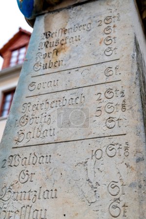 Loebau, Sajonia - Alemania - 17-04-2021: Un primer plano de un hito histórico bien conservado en Lbau que muestra distancias a las ciudades, con inscripciones erosionadas, algunas de ellas desaparecidas