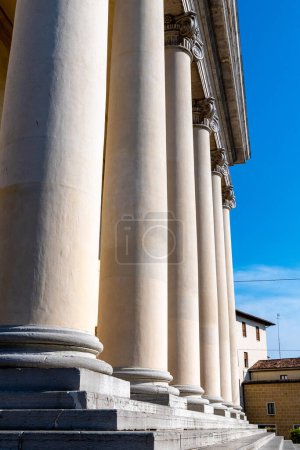 Treviso, Venetien - Italien - 06-08-2021: Imposante weiße Säulen säumen den Eingang des Petersdoms in Treviso