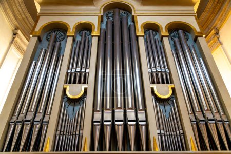 Trévise, Vénétie - Italie - 06-08-2021 : L'orgue à tuyaux complexe de la cathédrale Saint-Pierre-Apôtre à Trévise, magnifiquement conçu, avec des détails dorés