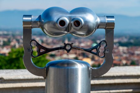 Vicenza, Venetien - Italien - 06.12.2021: Lustig aussehende metallische Ferngläser an einem Aussichtspunkt über Vicenza, Italien von Terrazza di Monte Berico aus