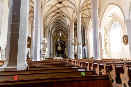 Téléchargez les photos : Bautzen, Saxe - Allemagne - 04-10-2021 : L'allée de la cathédrale Saint-Pétri mène à un autel orné, flanqué de rangées de bancs à Bautzen - en image libre de droit