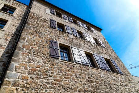 Téléchargez les photos : Bautzen, Saxe - Allemagne - 04-10-2021 : Ancien bâtiment pittoresque en pierre avec volets en bois sous un ciel bleu clair à Bautzen - en image libre de droit