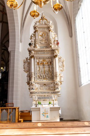 Téléchargez les photos : Bautzen, Saxe - Allemagne - 04-10-2021 : retable baroque à St. Petri, Bautzen, avec sculptures détaillées et accents dorés - en image libre de droit