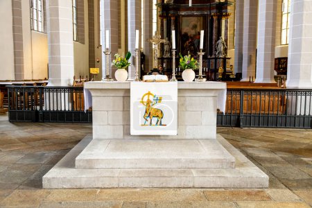 Foto de Bautzen, Sajonia - Alemania - 04-10-2021: Altar moderno en la Catedral de San Petri, Bautzen, con una vibrante obra de arte litúrgico en la parte delantera - Imagen libre de derechos