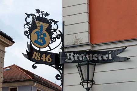Foto de Loebau, Sajonia - Alemania - 17-04-2021: Un signo vintage de Bergquell Brewery, fundada en 1846, con herrería tradicional mostrando la herencia cervecera - Imagen libre de derechos
