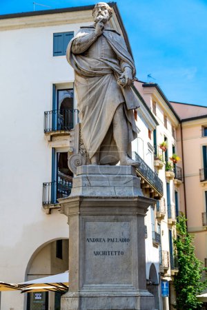 Téléchargez les photos : Vicence, Vénétie - Italie - 06-12-2021 : La statue emblématique de l'architecte Andrea Palladio se dresse sur un piédestal avec son nom à côté de la basilique Palladiana, honorant son héritage au milieu de l'historique Vicence - en image libre de droit