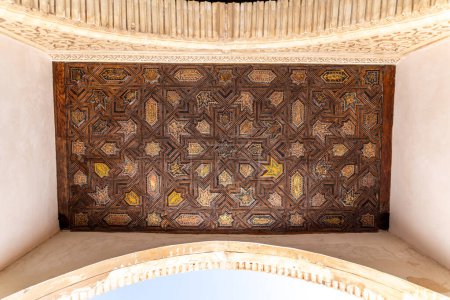Téléchargez les photos : Grenade, Grenade - Espagne - 30-01-2024 : Alhambra Comares Palace ceiling, un superbe chef-d'œuvre en bois reflétant l'art nasride et la sophistication - en image libre de droit