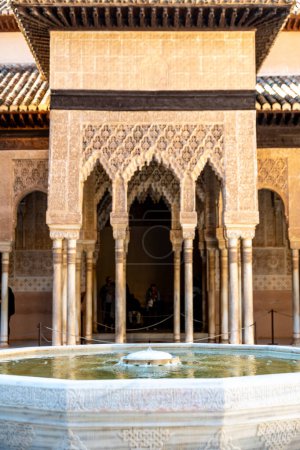 Foto de Granada, Granada - España - 30-01-2024: El patio de los Palacios Nazaríes de la Alhambra presenta una piscina reflectante, rodeada de intrincados arcos moriscos y una fusión de arte islámico - Imagen libre de derechos