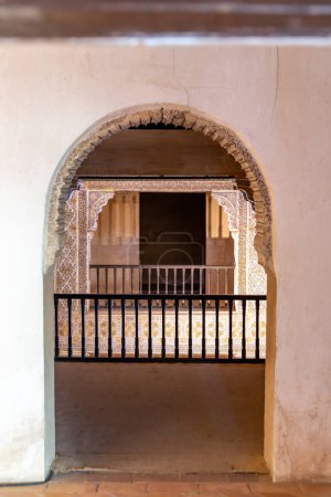 Foto de Granada, Granada - España - 30-01-2024: Arco árabe con vistas a la celosía adornada y otro arco, los Palacios Nazaríes de la Alhambra, Granada - Imagen libre de derechos