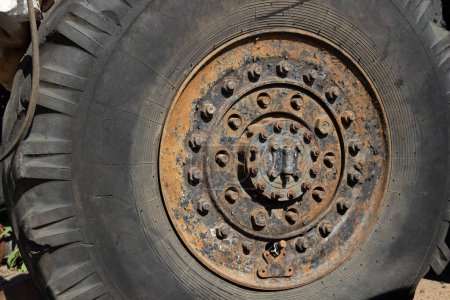 Foto de Una gran rueda de camión con un montón de sujeciones - Imagen libre de derechos