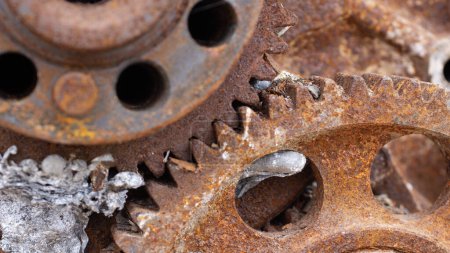 Foto de Engranajes oxidados de un mecanismo de engranajes de cerca - Imagen libre de derechos