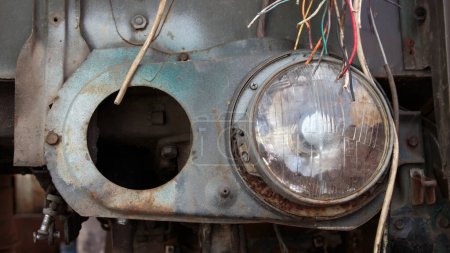 Foto de Parte de repuesto de un coche viejo. instalación de óptica para automóviles - Imagen libre de derechos
