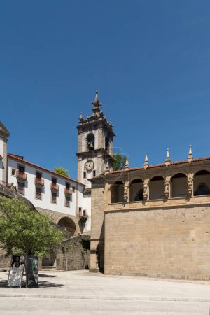 Foto de Amarante, Portugal - 14 de mayo de 2019: vista de la ciudad histórica de Amarante en Portugal con la iglesia de San Goncalo en el río Tamega y la cresta de Sao Goncalo - Imagen libre de derechos