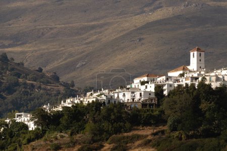 Téléchargez les photos : Vue sur le village blanc de Capileira dans la région d'Alpujarra avec les montagnes de la Sierra Nevada dans le backgroud. Grenade, Andalousie, Espagne - en image libre de droit