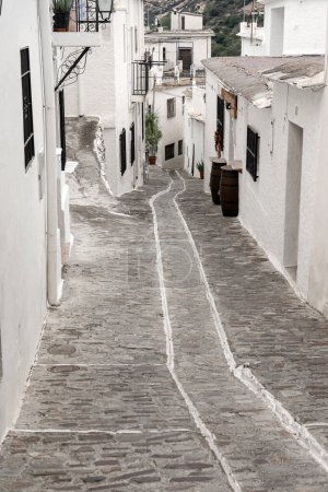 Téléchargez les photos : PAMPANERIA, GRANADA - 01 SEPTEMBRE 2020 : Vue sur les rues blanches du village de Pampaneira dans la région d'Alpujarra. Grenade, Andalousie, Espagne - en image libre de droit