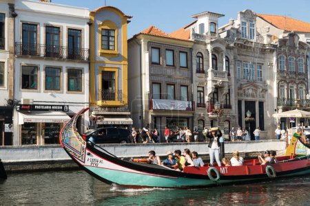 Foto de AVEIRO, PORTUGAL - 30 de agosto de 2019: Barcos moliceiro tradicionales con arcos pintados a mano en el Canal Central de Aveiro, Beira, Portugal - Imagen libre de derechos