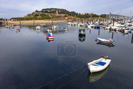 Téléchargez les photos : BAIONA, ESPAGNE - 23 OCTOBRE 2021 : Port de pêche de Baiona avec le fort Monterreal. Pontevedra, Galice, Espagne. - en image libre de droit