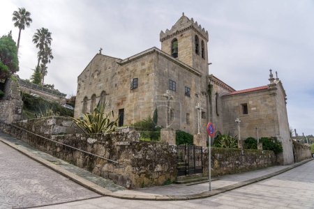 Téléchargez les photos : BAIONA, ESPAGNE - 23 OCTOBRE 2021 : Eglise Santa Maria de Baiona dans la vieille ville du village. Pontevedra, Galice, Espagne. - en image libre de droit