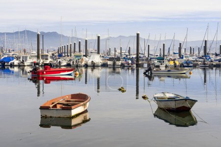 Foto de BAIONA, ESPAÑA - 23 DE OCTUBRE DE 2021: Puerto pesquero de Baiona con el fuerte de Monterreal. Pontevedra, Galicia, España. - Imagen libre de derechos