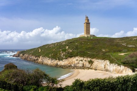 Faro romano torre de Hércules desde la playa de Lapas en la ciudad de A Coruña en un día soleado, Galicia, España.