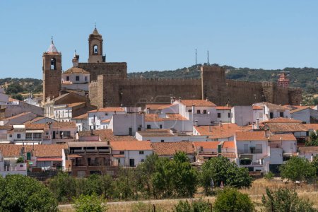 Blick auf das schöne Dorf Fregenal de la Sierra mit seinem Tempelschloss und der Kirche. HUelva, Andalicien, Spanien.