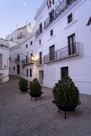 Schöne Straße im historischen Zentrum des weißen schönen Dorfes Vejer de la Frontera in der Dämmerung, Provinz Cadiz, Andalusien, Spanien