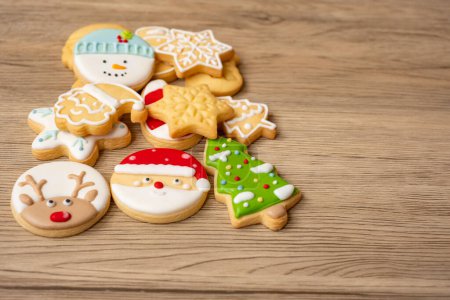 Feliz Navidad con galletas caseras sobre fondo de mesa de madera. Navidad, fiesta, vacaciones y feliz año nuevo concepto