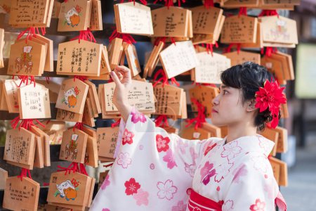 joven turista vestida con kimono en Kiyomizu dera temple, Kyoto, Japón. Chica asiática con estilo de pelo en la ropa tradicional japonesa en otoño temporada de follaje