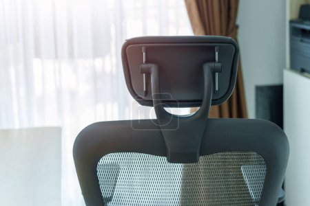 Ergonomischer Stuhl und verstellbarer Tisch mit Laptop am modernen Arbeitsplatz. Gute Haltung zur Vermeidung von Office-Syndrom, Rückenschmerzen, Schulterschmerzen, Fibromyalgie und Nackenschmerzen