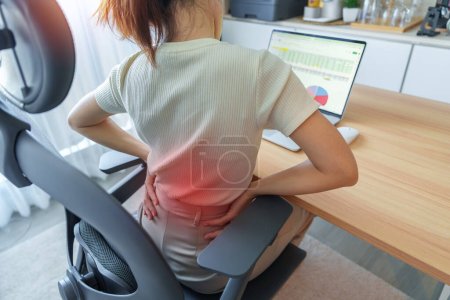 Frau mit Rückenschmerzen während der Arbeit lange Zeit am Arbeitsplatz. aufgrund von Piriformis, Low Back, Bauchschmerzen, Hexenschuss, Niere, Rheuma und Wirbelsäulenkompression. Office-Syndrom und ergonomisches Konzept