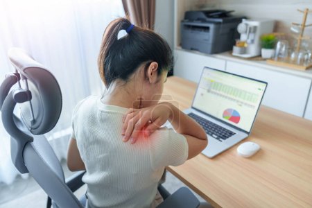 Frau, die Nacken- und Schulterschmerzen hat, während sie lange am Arbeitsplatz arbeitet. aufgrund von Fibromyalgie, Rheuma, Skapulierschmerzen, Bürosyndrom und ergonomischem Konzept