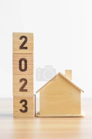 Téléchargez les photos : 2023 bloc avec modèle de maison. immobilier, Prêt immobilier, impôt, investissement, financier, épargne et résolution du Nouvel An concepts - en image libre de droit