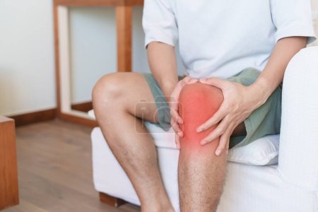 Mann mit Knie- und Muskelschmerzen aufgrund des Runners Knee oder Patellofemoral Pain Syndrome, Arthrose, Arthritis, Rheuma und Patellarsehnenentzündung. medizinisches Konzept